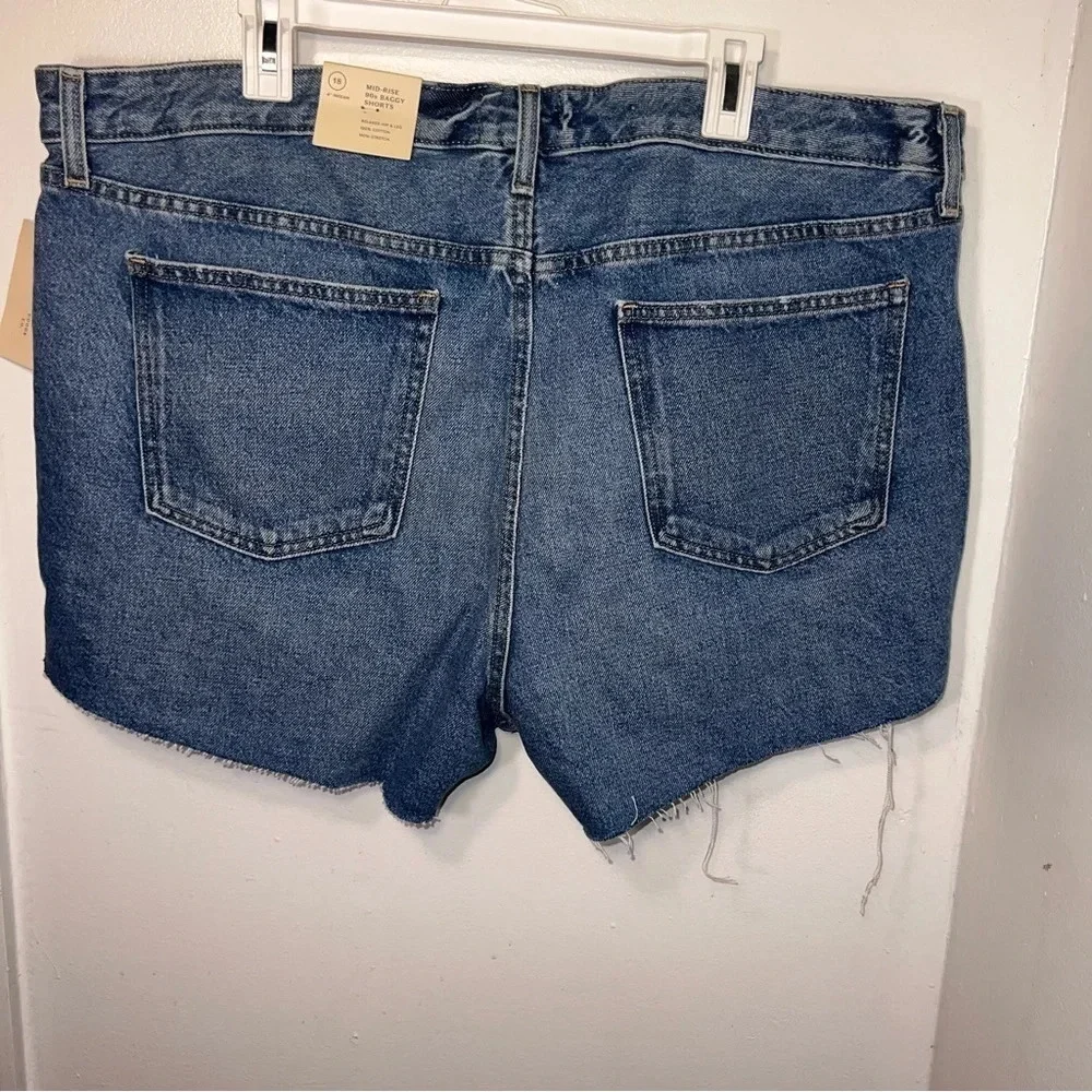 Universal Thread,18,NWT, midrise 90s baggy, button fly 5pocket frayed hem shorts